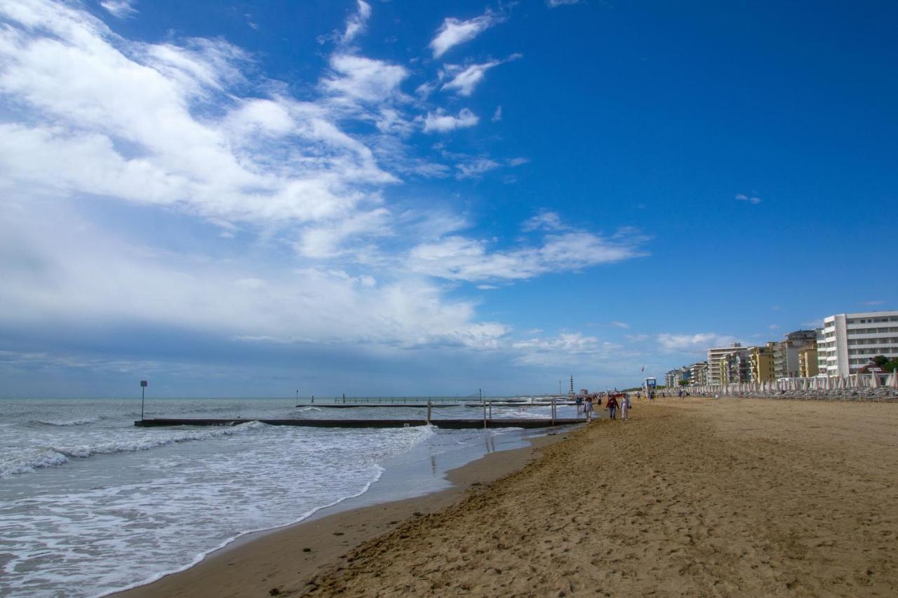Hotel Helios Lido di Jesolo Bagian luar foto