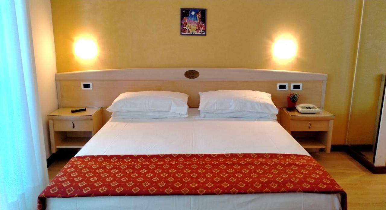 Hotel Helios Lido di Jesolo Bagian luar foto