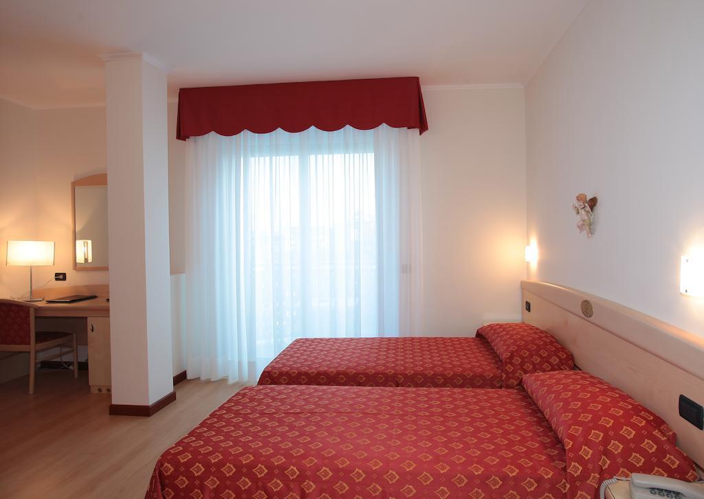 Hotel Helios Lido di Jesolo Bagian luar foto