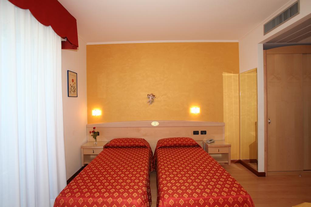 Hotel Helios Lido di Jesolo Bagian luar foto