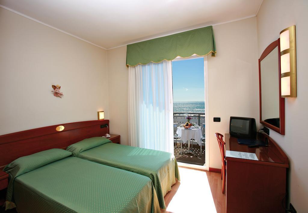Hotel Helios Lido di Jesolo Bagian luar foto