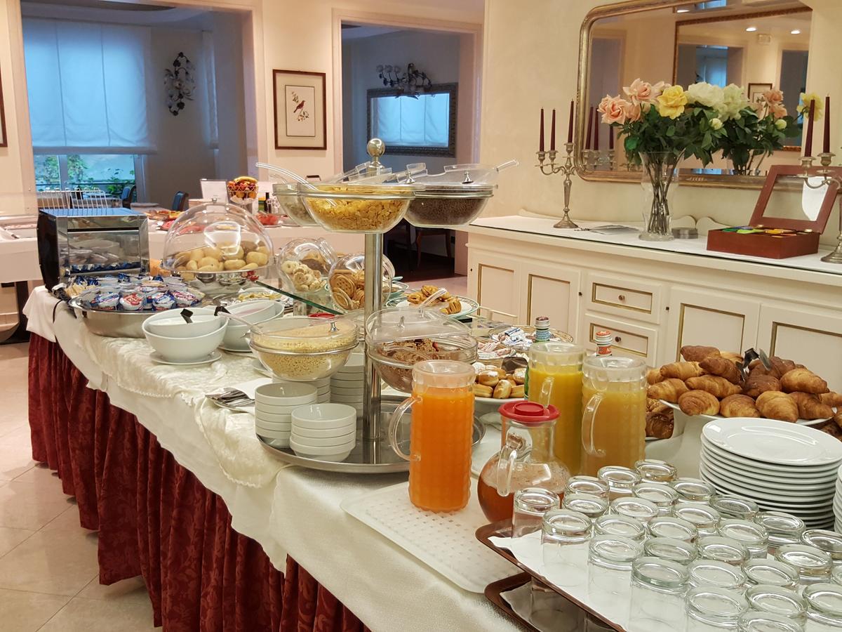 Hotel Helios Lido di Jesolo Bagian luar foto