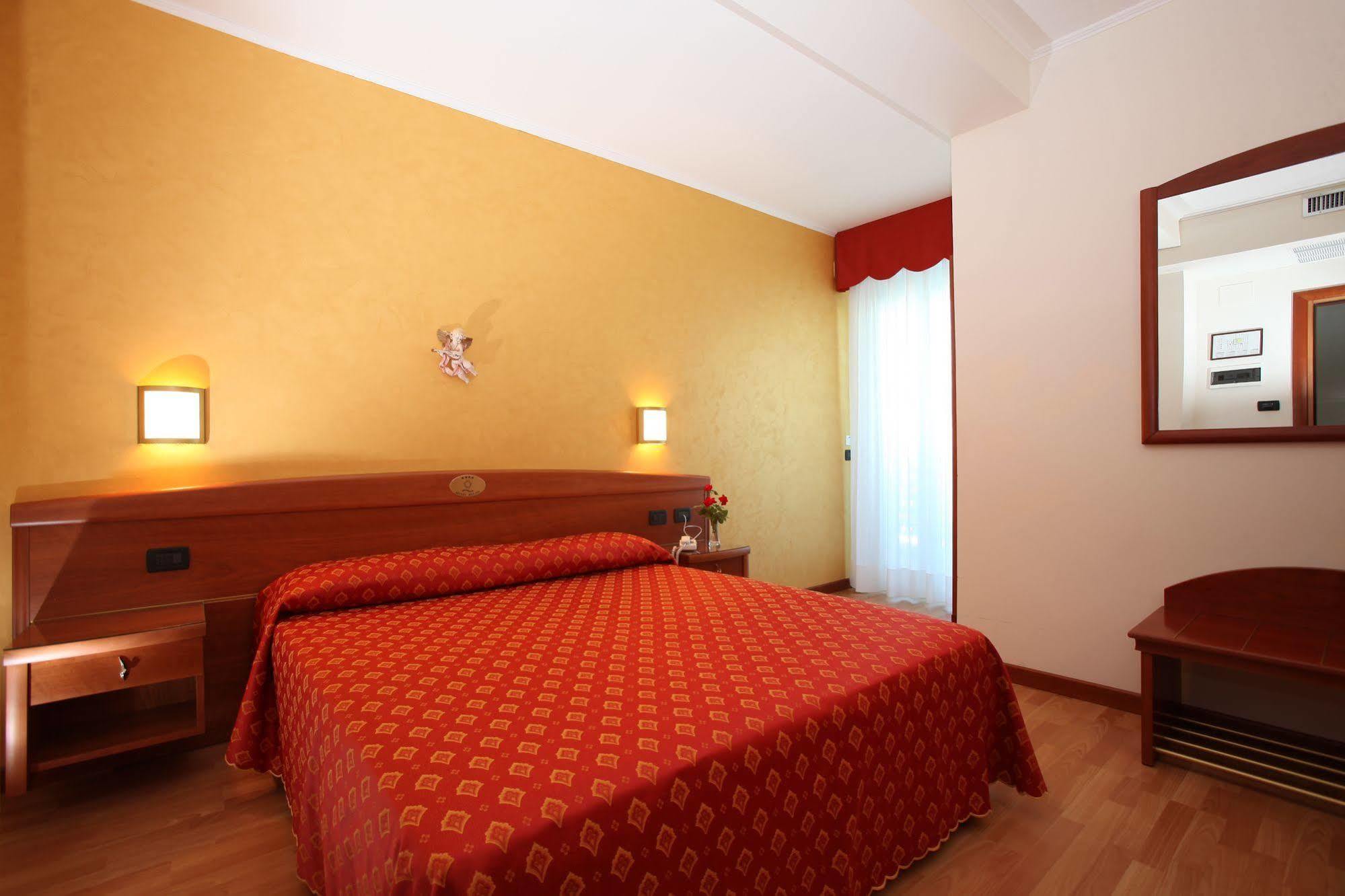 Hotel Helios Lido di Jesolo Bagian luar foto