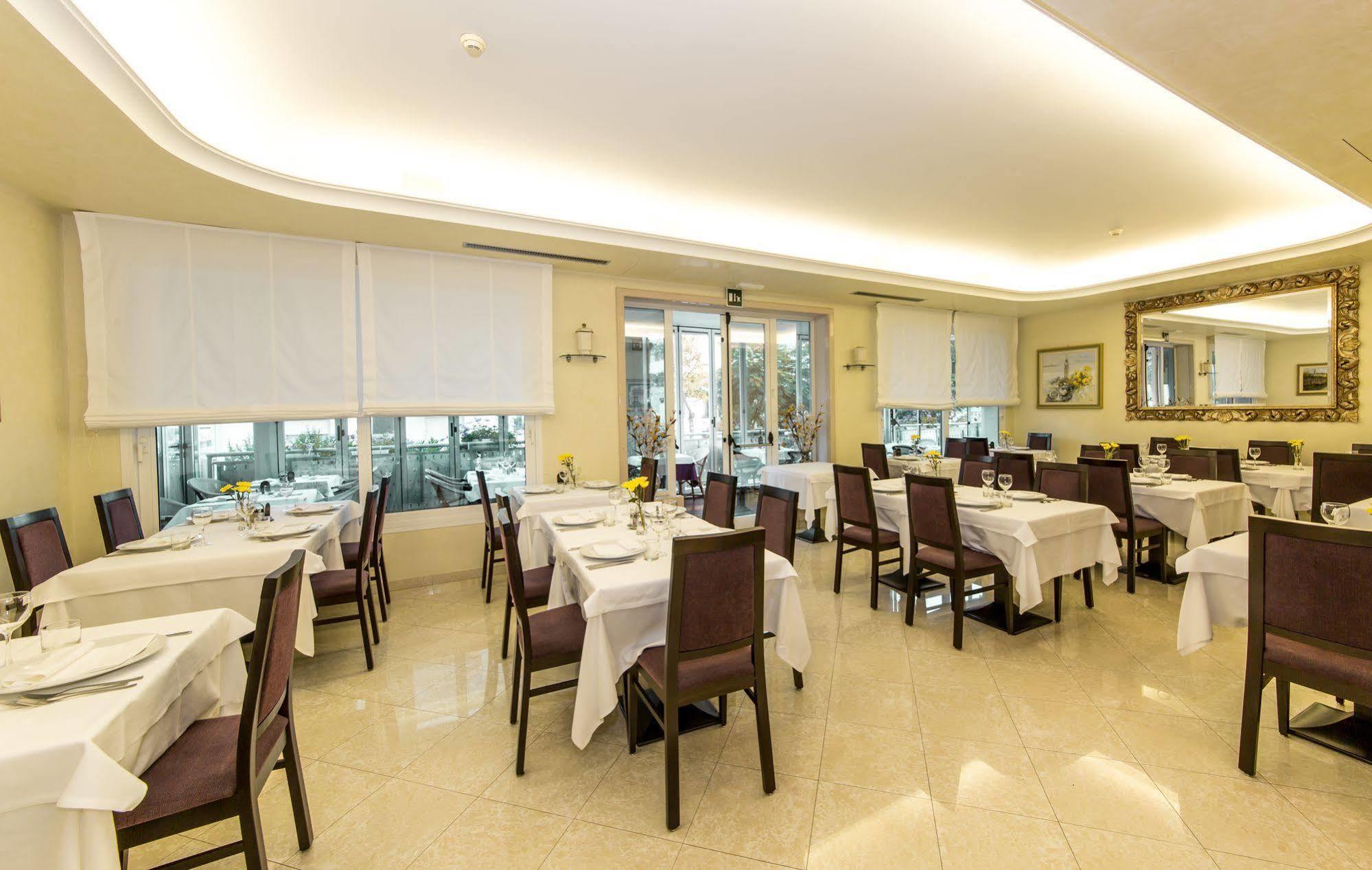 Hotel Helios Lido di Jesolo Bagian luar foto