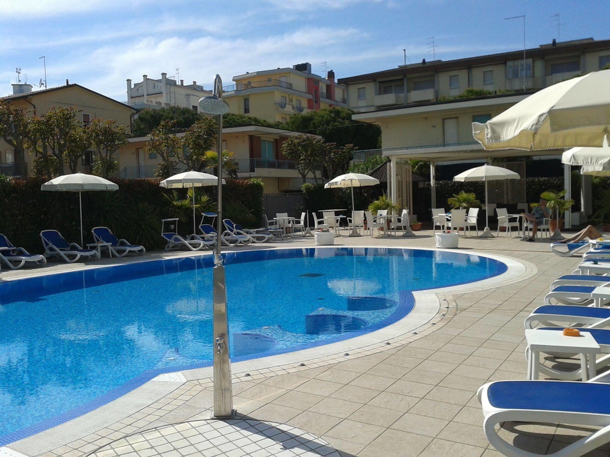 Hotel Helios Lido di Jesolo Bagian luar foto