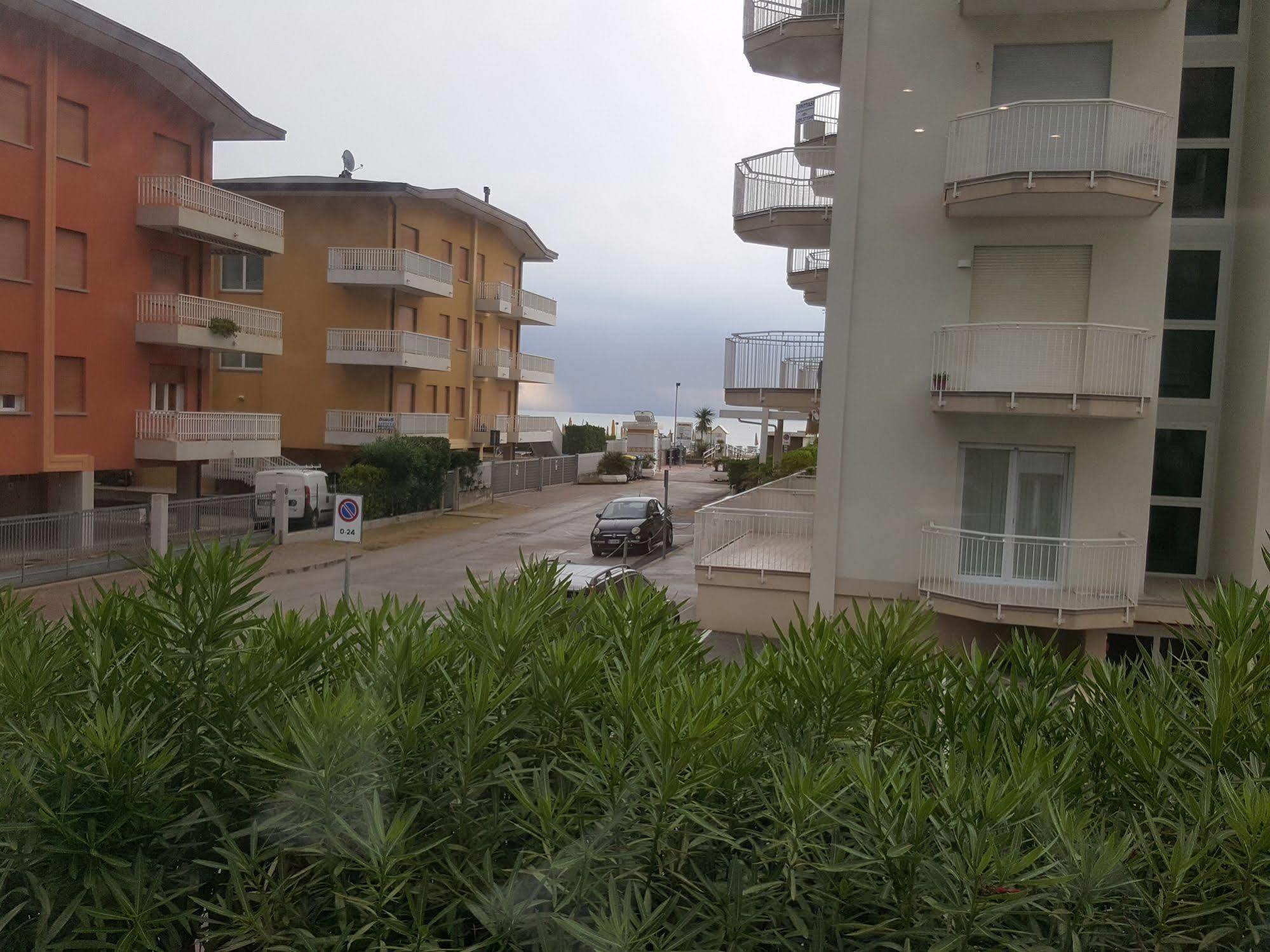 Hotel Helios Lido di Jesolo Bagian luar foto