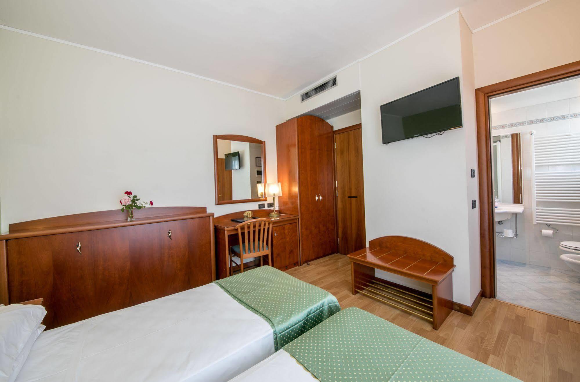 Hotel Helios Lido di Jesolo Bagian luar foto