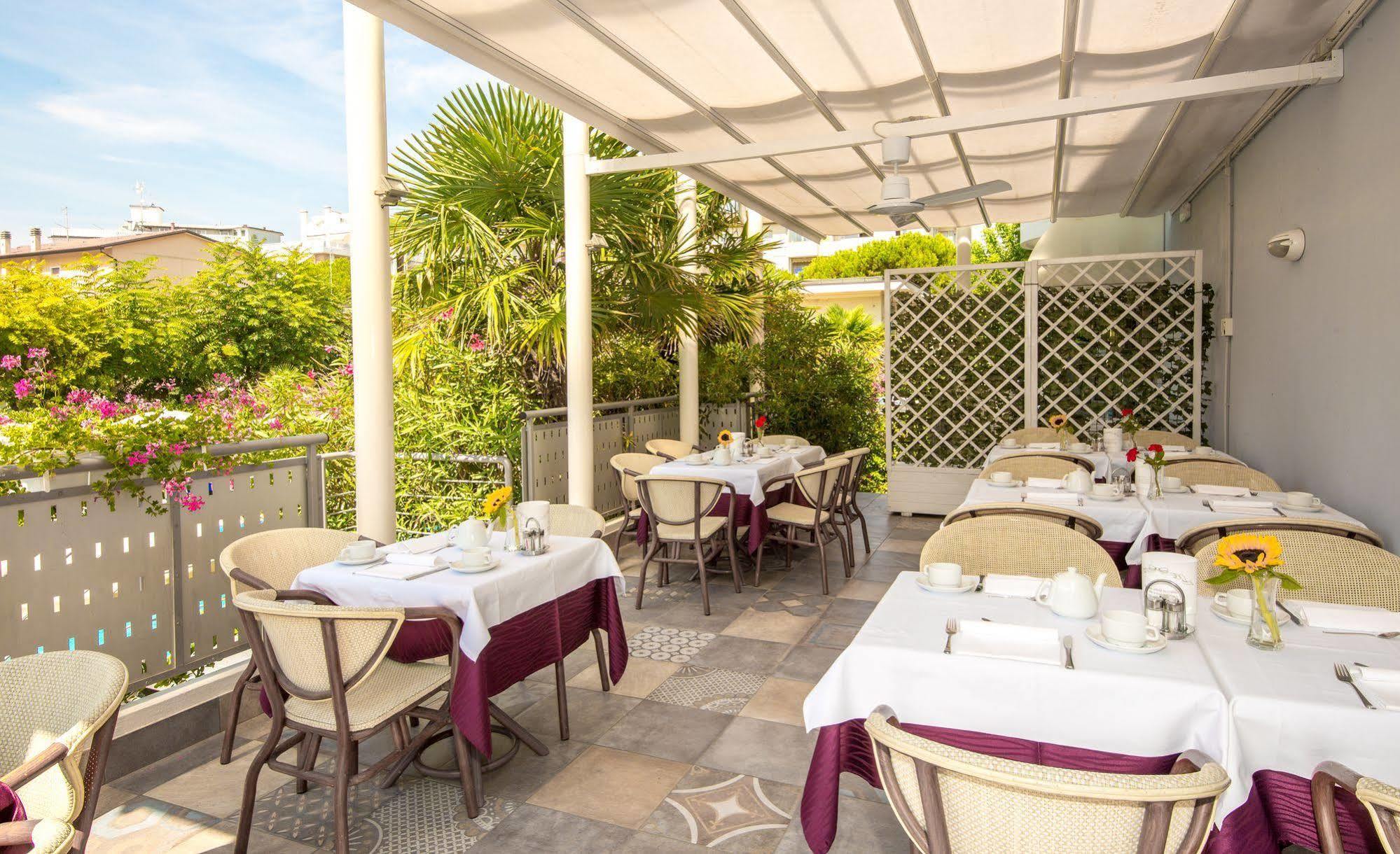 Hotel Helios Lido di Jesolo Bagian luar foto