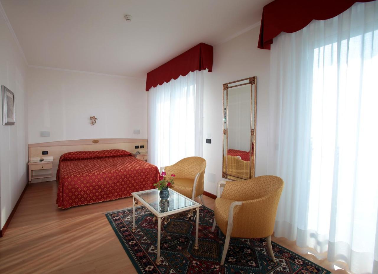 Hotel Helios Lido di Jesolo Bagian luar foto